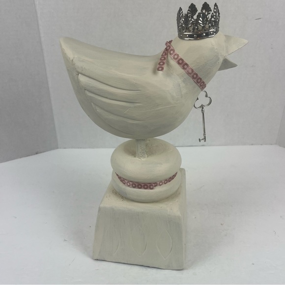 Cottagecore vignette-wood off-white painted bird statue with crown and key-decor - Picture 5 of 7